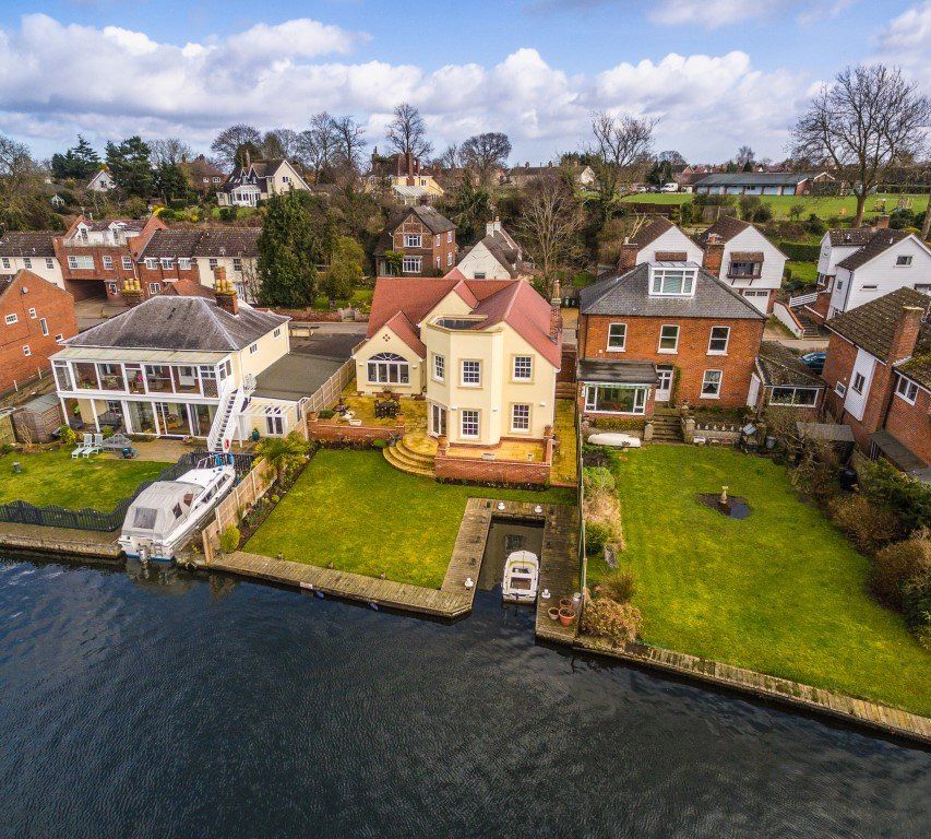 splashing-out-6-of-the-best-beautiful-riverside-homes-for-sale-blog