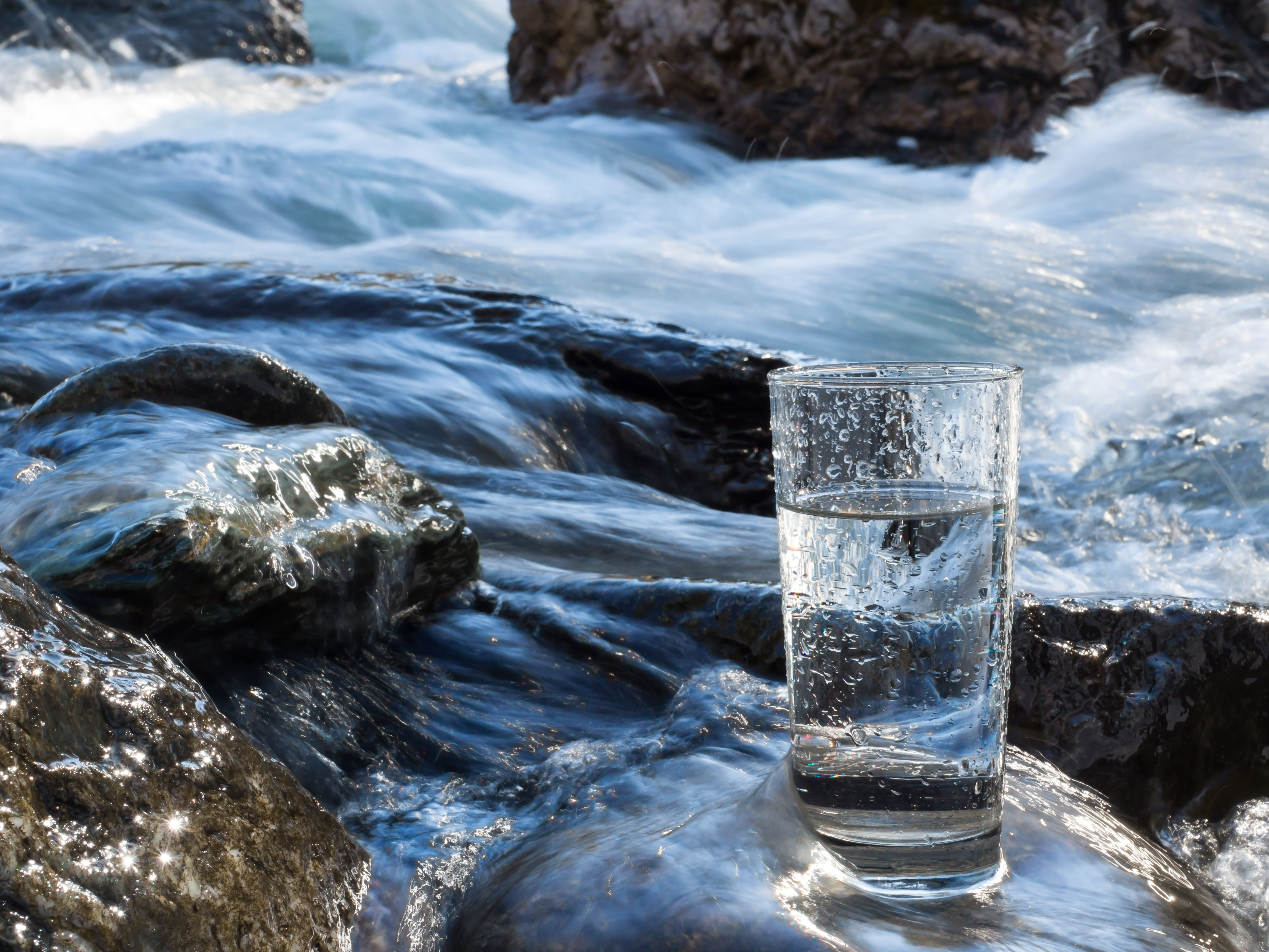 Питьевой камень. Питьевая вода. Чистая вода. Родниковая вода. Стакан воды.